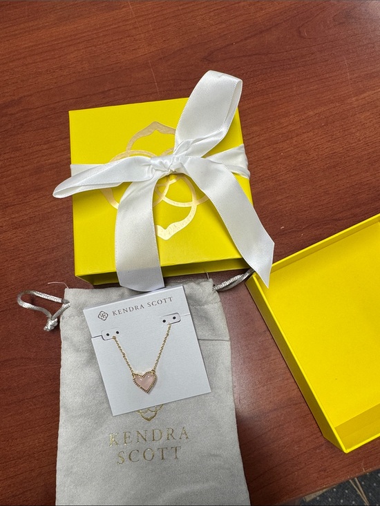 Kendra Scott Jewelry - Kendra Scott heart necklace // 080165
